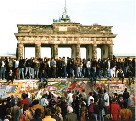 Berliner Mauerns Fall: En Medeltida Symbol för Världen, 1989, och dess Konsekvenser på Den Kalla Kriget